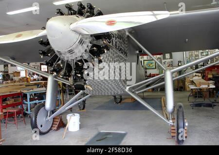 Replik 1927 Spirit of St. Louis,`s Charles Lindberghs transatlantisches Fluggerät, im Hangar am Old Rhinebeck Aerodrome Stockfoto